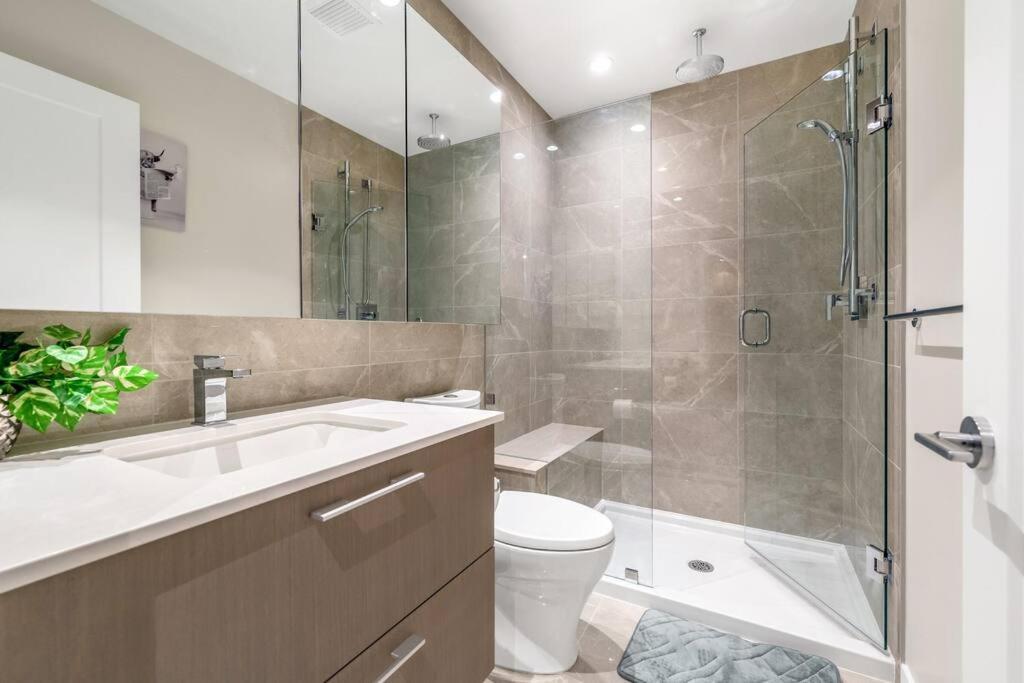 Modern Comfort At Ubc: 1Br Condo Near Campus 溫哥華 外观 照片