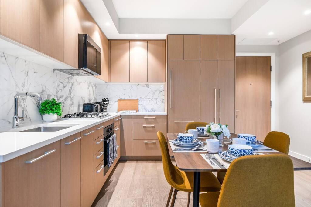 Modern Comfort At Ubc: 1Br Condo Near Campus 溫哥華 外观 照片